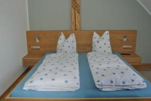 Letto o letti in una camera di Haus Fischer Nassfeldblick