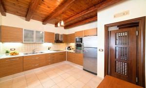 Kuchnia lub aneks kuchenny w obiekcie Villa Stelios Private Pool