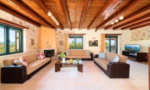 Telewizja i/lub zestaw kina domowego w obiekcie Villa Stelios Private Pool
