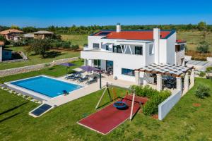 Bazén v ubytování Villa Eleonora, luxury villa in Višnjan, Žužići, near Poreč nebo v jeho okolí