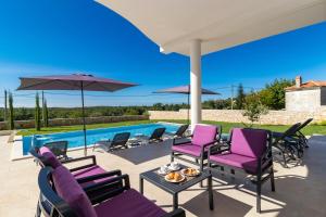 Bazén v ubytování Villa Eleonora, luxury villa in Višnjan, Žužići, near Poreč nebo v jeho okolí