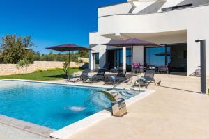 Bazén v ubytování Villa Eleonora, luxury villa in Višnjan, Žužići, near Poreč nebo v jeho okolí