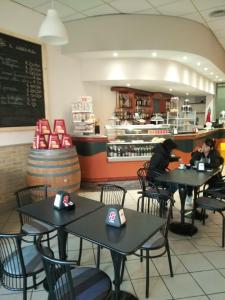 En restaurant eller et andet spisested på Appartamento in centro Tollegno