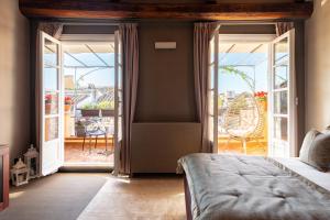 een slaapkamer met een bed en schuifdeuren naar een patio bij Ara di Marte Suites in Rome
