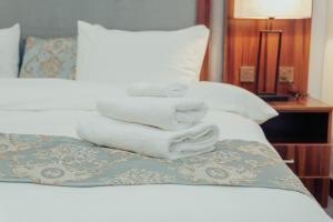 A bed or beds in a room at Sinclair Lake Chad