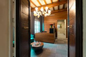 een hal met een kamer met een tafel en een kroonluchter bij Ara di Marte Suites in Rome +107 foto's