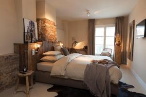 Un pat sau paturi într-o cameră la Mother Goose Hotel +56 fotografii