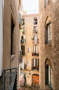 widok na budynek z alejki w obiekcie BELLAFILA GOTHIC w Barcelonie