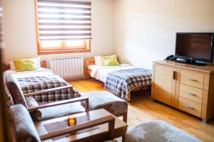 ヤホリナにあるApartman 107 - Aparthotel Vučko Jahorina - private hostのリビングルーム(ベッド2台、テレビ付)