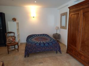 Ένα ή περισσότερα κρεβάτια σε δωμάτιο στο Studios Domaine l'Oliveraie