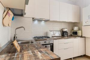 Kitchen o kitchenette sa Chic&View Brasov Apartment