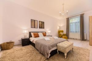 布拉索夫的住宿－Chic&View Brasov Apartment，一间卧室配有一张大床和一把椅子