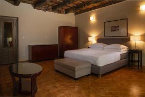 Postel nebo postele na pokoji v ubytování Charles Bridge Rooms & Suites by SIVEK HOTELS