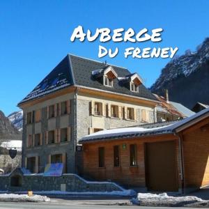 a building with the words audience by fever at Auberge du Freney in Le Freney-dʼOisans
