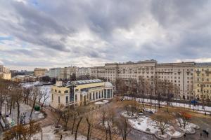 vistas a una ciudad con edificios y árboles en Orange Hotel Chistye Prudy, en Moscú