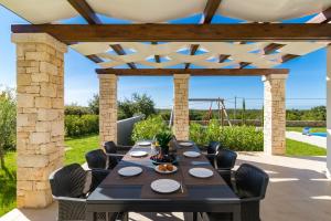 Bazén v ubytování Villa Eleonora, luxury villa in Višnjan, Žužići, near Poreč nebo v jeho okolí