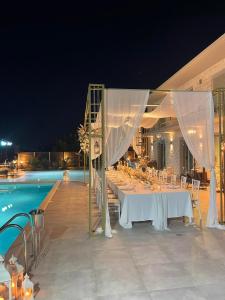 una mesa preparada para una boda junto a una piscina en Eva Villas East, with infinity pool & and panoramic sea view, en Gerani