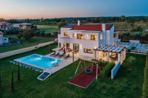 Bazén v ubytování Villa Eleonora, luxury villa in Višnjan, Žužići, near Poreč nebo v jeho okolí