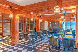 Restorāns vai citas vietas, kur ieturēt maltīti, naktsmītnē Echor Himalayan Aurum Manali