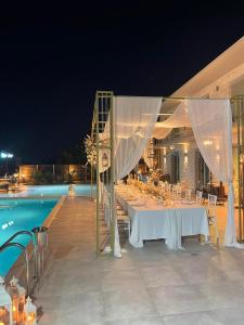 Bazén v ubytovaní Eva Villas West with infinity pool & and panoramic sea view alebo v jeho blízkosti
