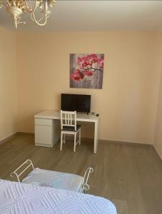 1 dormitorio con escritorio, ordenador y silla en Hostal Sara, en Villafeliche
