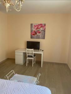 TV a/nebo společenská místnost v ubytování Hostal Sara