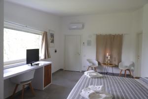 1 dormitorio con 1 cama y escritorio con ordenador en Il Borgo Suite en Cerignola