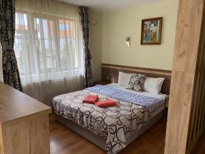 Un pat sau paturi într-o cameră la Kot Garden Guest House
