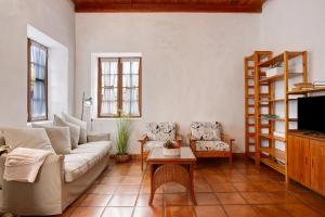 een woonkamer met een bank en een tafel bij Las Guindas in Valverde