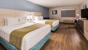 Best Western Sandy Inn tesisinde bir odada yatak veya yataklar