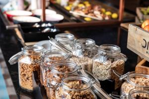 un grupo de tarros llenos de comida en una mesa en Scandic Täby, en Täby