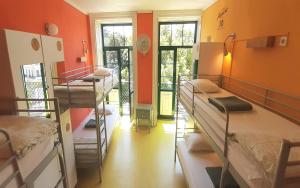 um quarto com um monte de beliches em Porto Wine Hostel em Porto