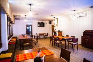a restaurant with tables and chairs in a room at Семеен Хотел Петров Хан in Poroishte