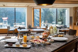Hotel Toplice - Terme Krka في سمارجيسك توبليس: طاولة عليها أطباق من الطعام