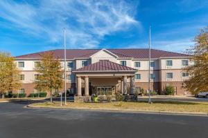 um grande edifício bronzeado com um telhado vermelho em Comfort Suites Montgomery East Monticello Dr em Montgomery