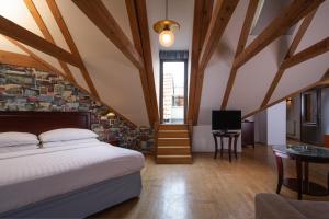 Postel nebo postele na pokoji v ubytování Charles Bridge Rooms & Suites by SIVEK HOTELS