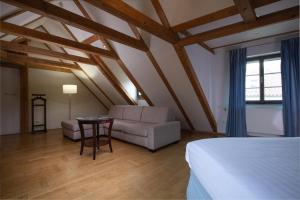 Postel nebo postele na pokoji v ubytování Charles Bridge Rooms & Suites by SIVEK HOTELS