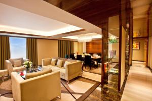 Seating area sa Radisson Blu Plaza Delhi Airport