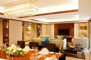 Seating area sa Radisson Blu Plaza Delhi Airport