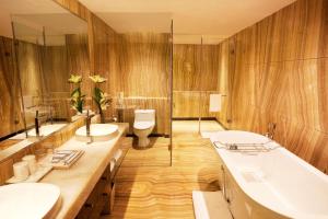 Bathroom sa Radisson Blu Plaza Delhi Airport