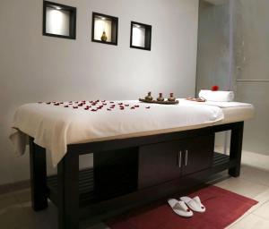 un letto con petali di rosa rosso sopra di Country Inn & Suites By Radisson Navi Mumbai a Navi Mumbai