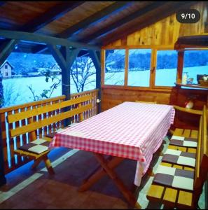 una habitación con mesa y sillas en una cabaña en Holiday Home Brvnara, en Bajina Bašta