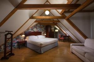 Postel nebo postele na pokoji v ubytování Charles Bridge Rooms & Suites by SIVEK HOTELS