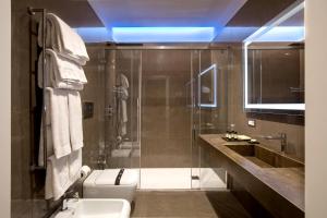 uma casa de banho com um chuveiro, um WC e um lavatório. em Caruso Place Boutique & Wellness Suites em Nápoles