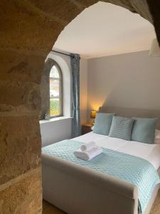 Säng eller sängar i ett rum på Castle At Edgehill
