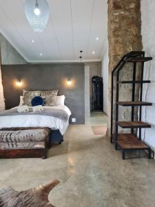 sypialnia z łóżkiem i drewnianą drabiną w obiekcie La Vista Farm Stay w mieście Ermelo