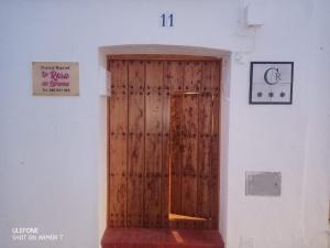 uma porta de madeira no canto de um quarto em Casa rural La Rosa de Llerena em Llerena