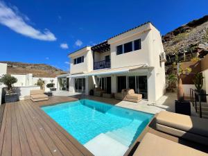willa z basenem przed domem w obiekcie Luxury Villa Morelli with seaview & heated pool w mieście Maspalomas
