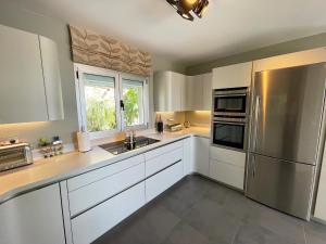 Kuchnia lub aneks kuchenny w obiekcie Luxury Villa Morelli with seaview & heated pool