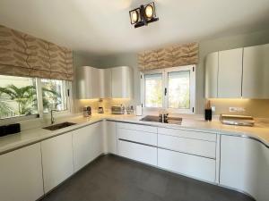 Kuchnia lub aneks kuchenny w obiekcie Luxury Villa Morelli with seaview & heated pool